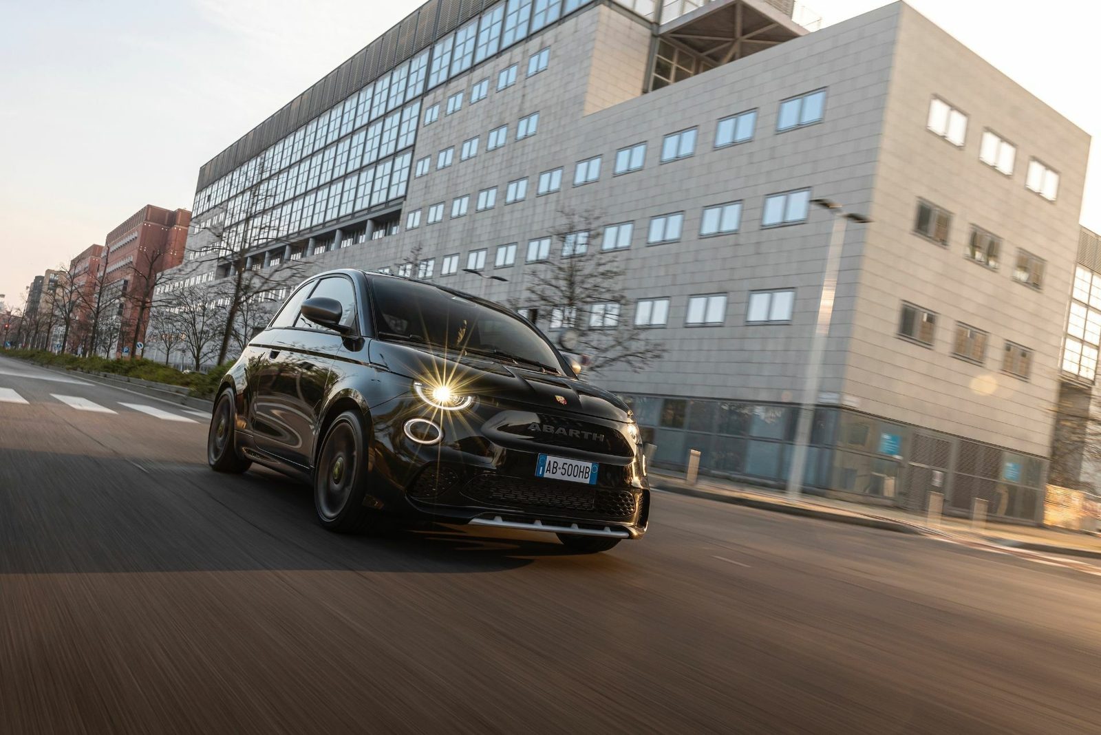 Abarth 500e 2023 — экстерьер, вид сбоку, рынок Global / EV Query only