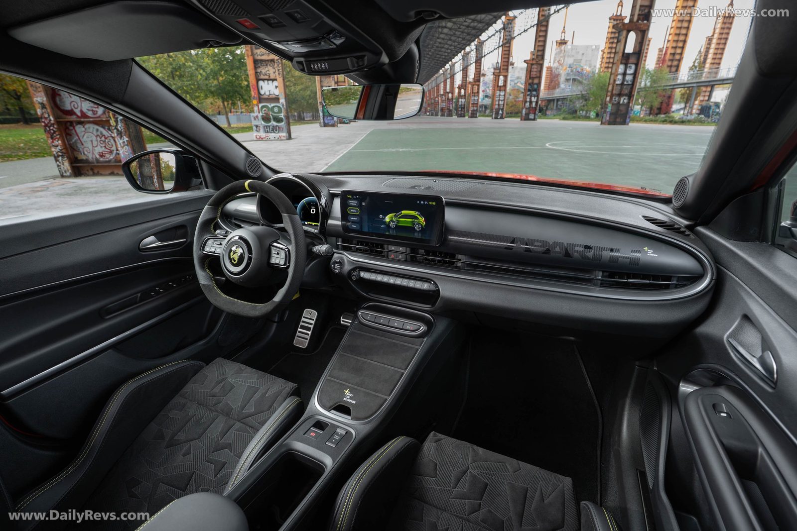 Abarth 600e 2024 — главное фото модели, интерьер, передняя панель, рынок Global / EV Query only
