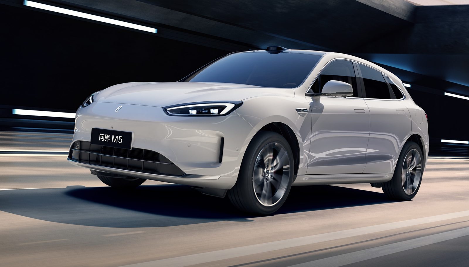 AITO M5 EV 2025 — экстерьер, front 3q tunnel, рынок AITO M5 new family / M5 EV visual reference