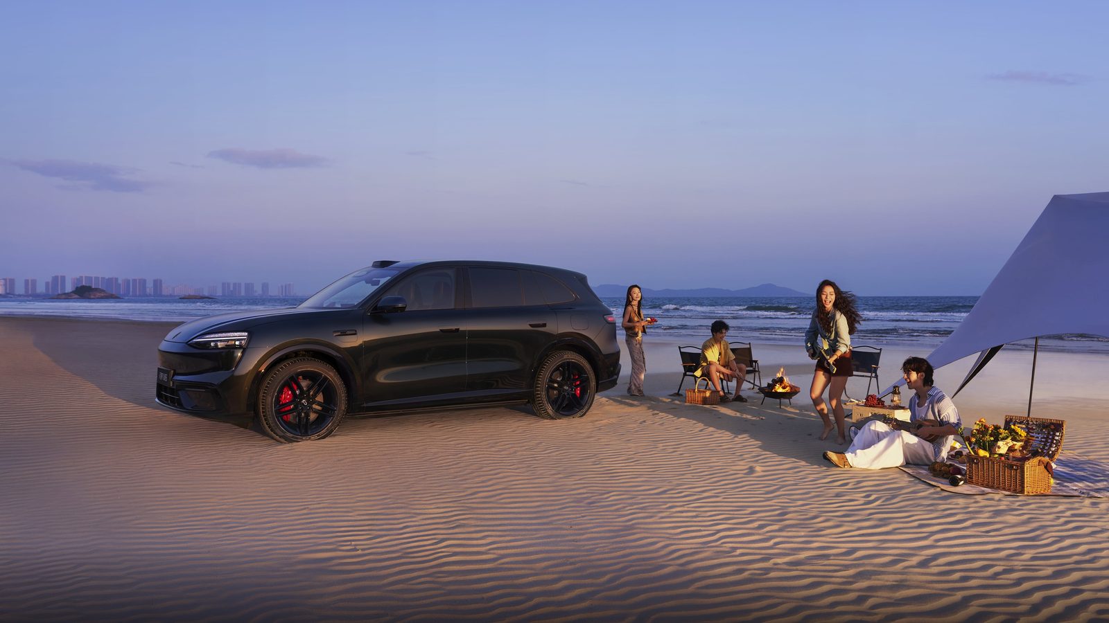 AITO M6 EREV 2026 — экстерьер, side lifestyle beach, рынок AITO M6 official family media / EV and EREV visual reference