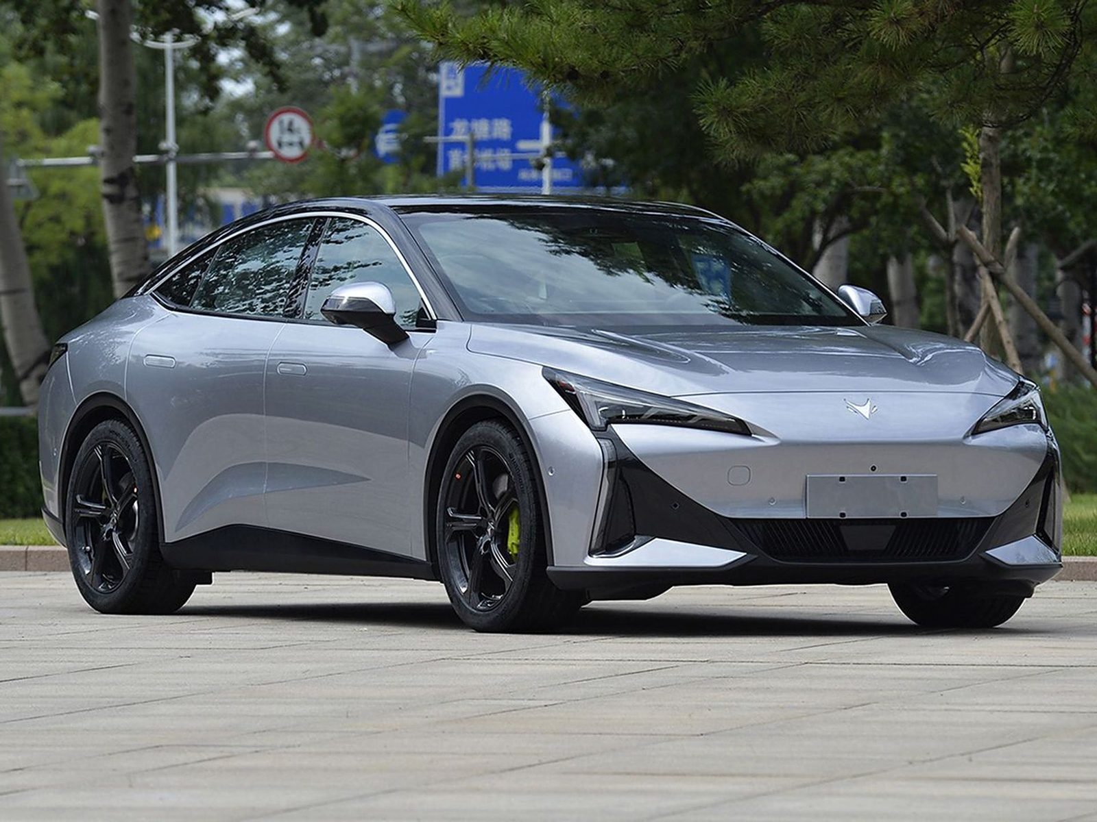 Arcfox Alpha S5 EV 2025 — экстерьер, front 3q road, рынок internal_mvp