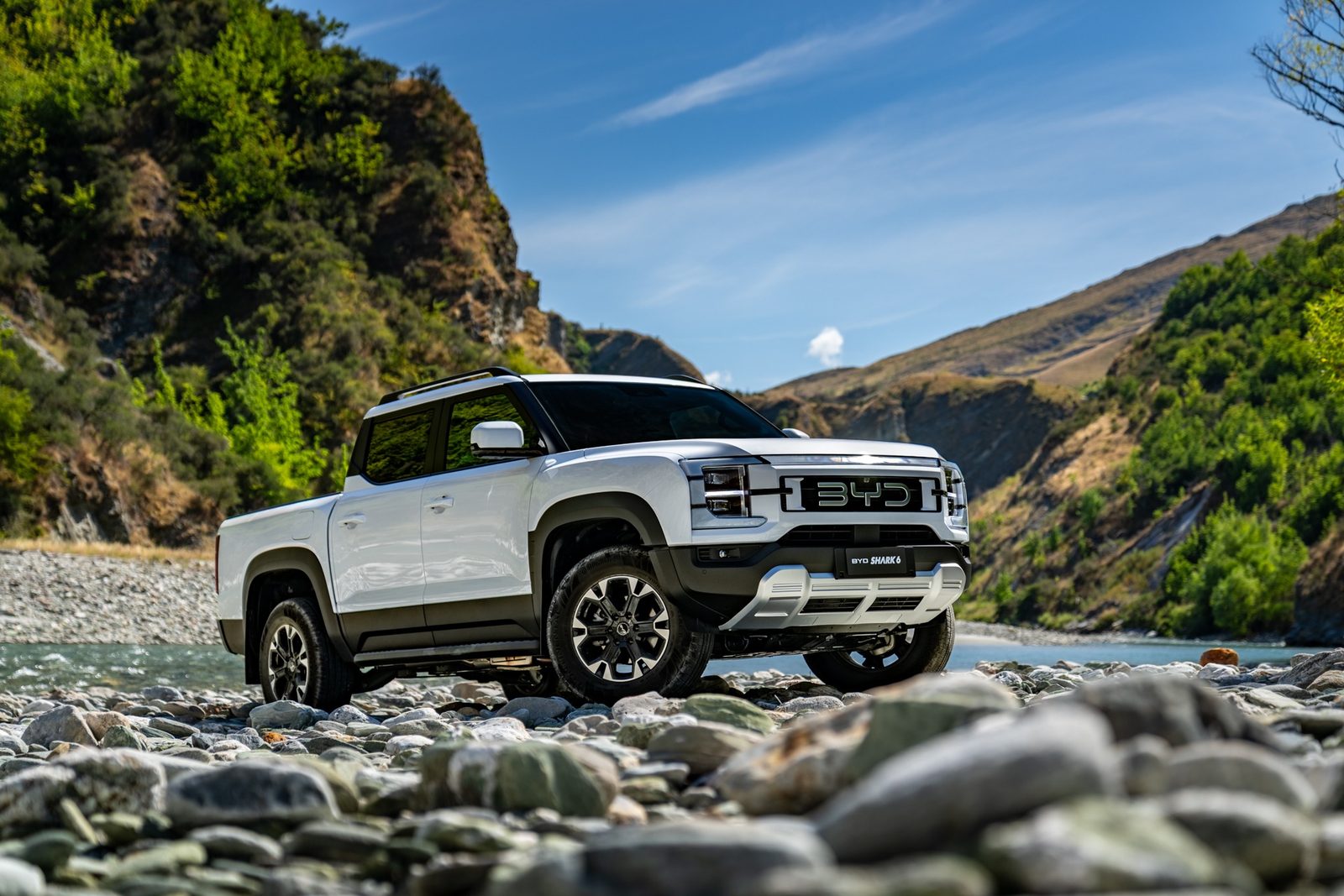 BYD Pickup Shark 6 2025 — главное фото модели, экстерьер, вид спереди 3/4, рынок New Zealand/Kenya