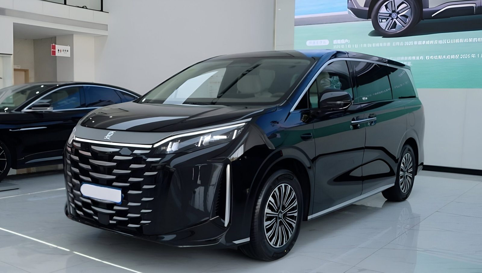 BYD Xia DM-i 2025 — главное фото модели, экстерьер, вид спереди 3/4, рынок CN