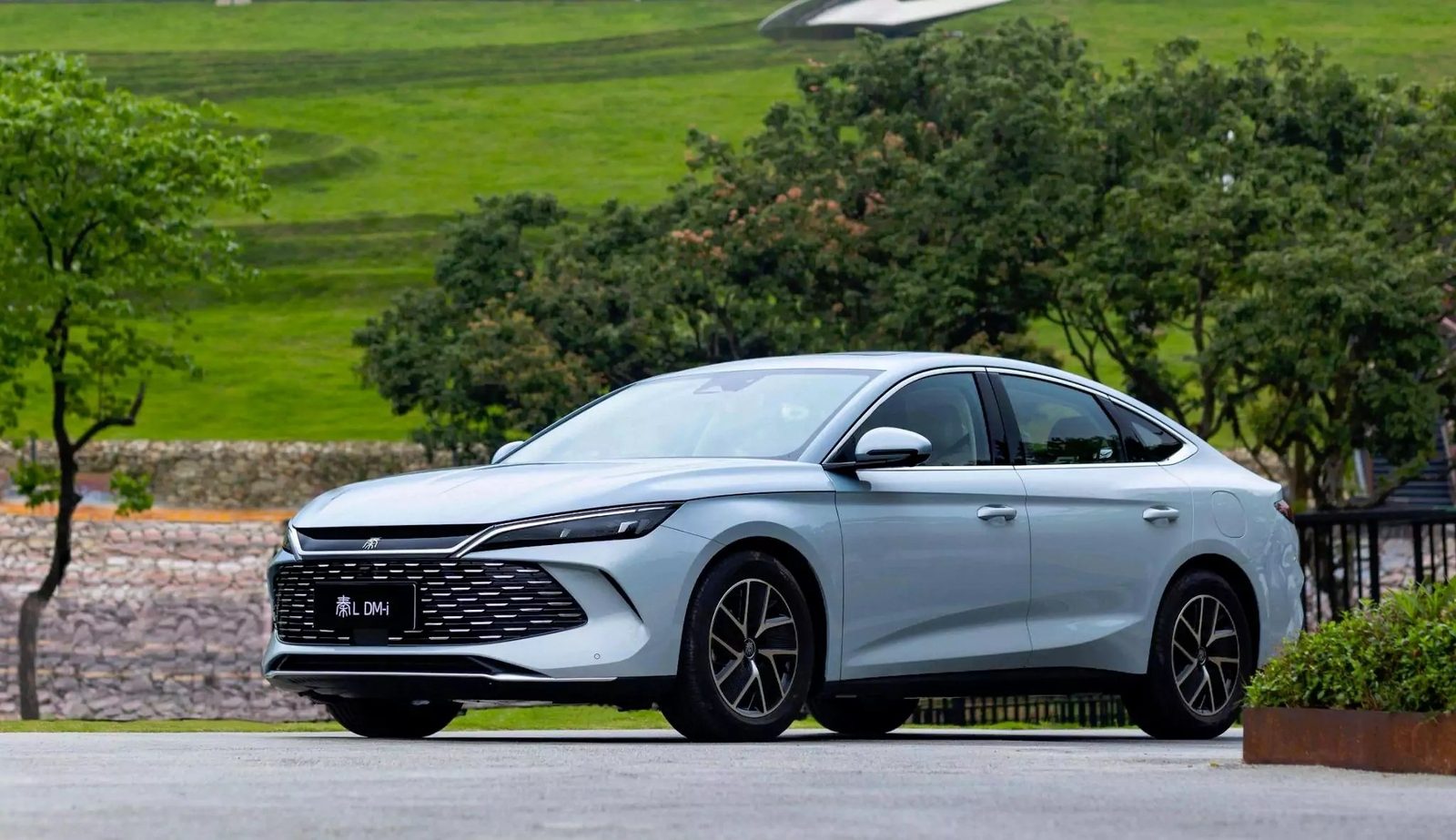 BYD Qin L DM-i — фото модели