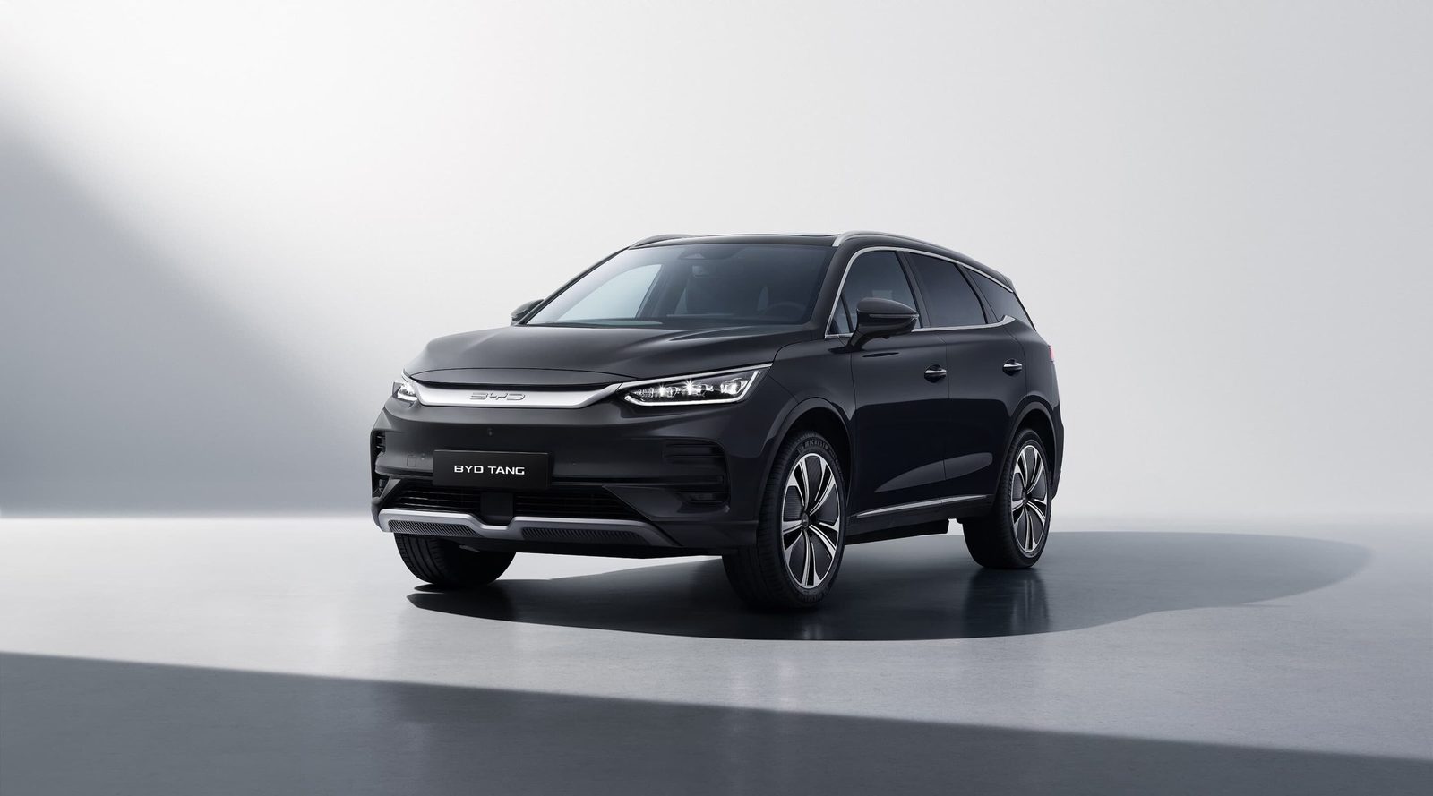 BYD Tang Second Generation Legacy Reference 2018 — главное фото модели, экстерьер, вид спереди 3/4, рынок internal_mvp