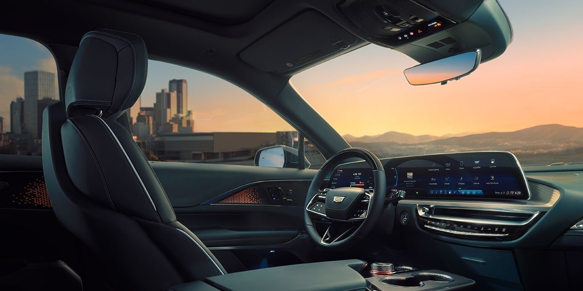 Cadillac LYRIQ 2022 — главное фото модели, интерьер, передняя панель, рынок global