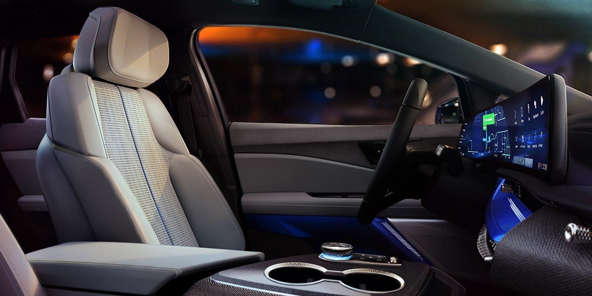 Cadillac OPTIQ 2025 — главное фото модели, интерьер, передняя панель, рынок global