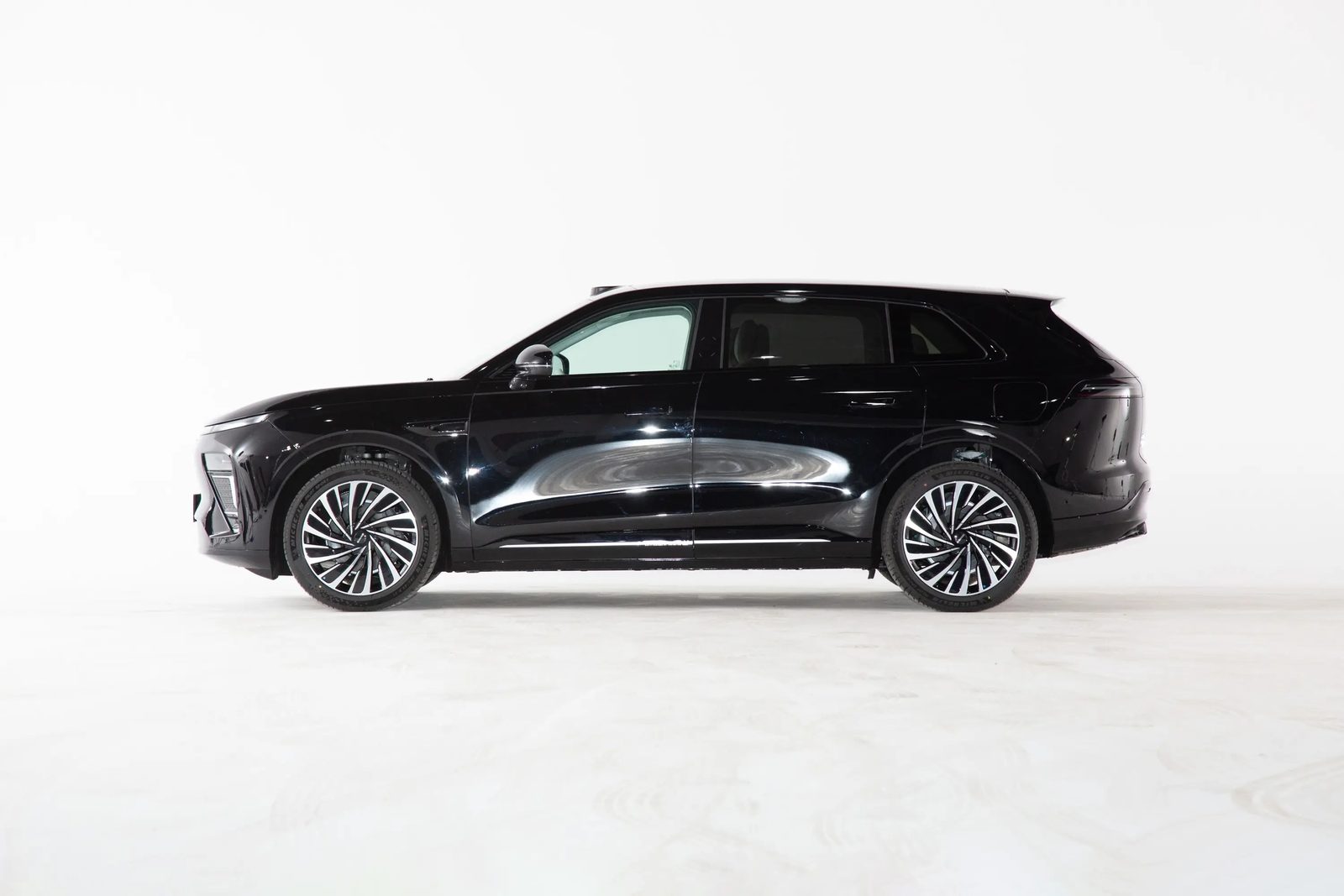 Chery Group Exeed Exlantix ET / Sterra ET EREV 2025 — экстерьер, side profile black, рынок Exeed Exlantix ET / Sterra ET model-family reference