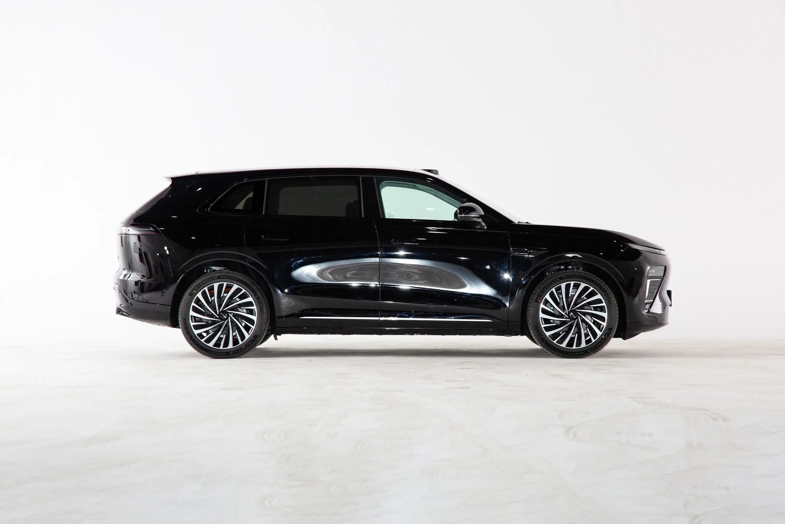 Chery Group Exeed Exlantix ET / Sterra ET EREV 2025 — экстерьер, side profile black alt, рынок Exeed Exlantix ET / Sterra ET model-family reference