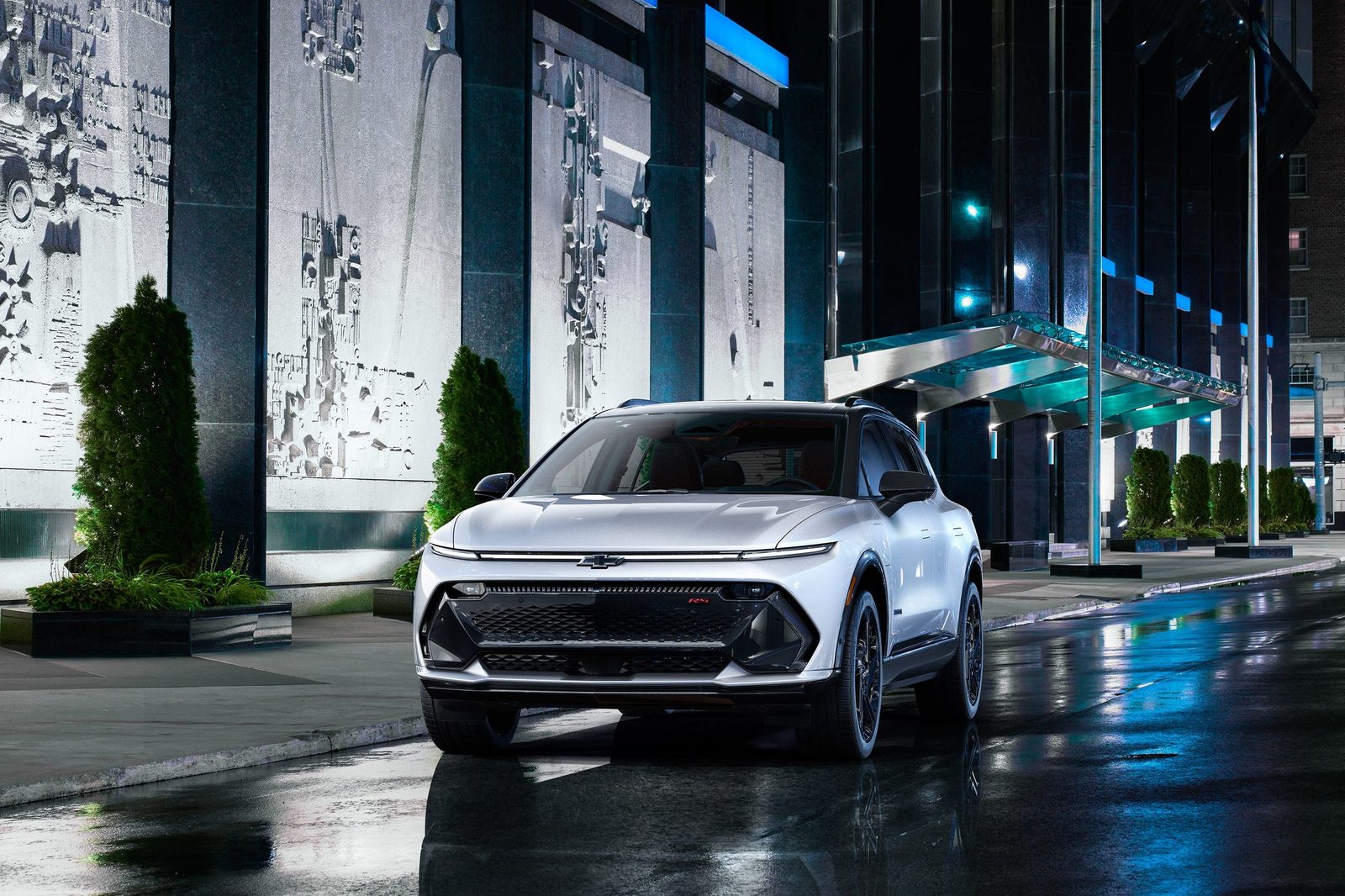 Chevrolet Equinox EV 2025 — экстерьер, front 3q night, рынок US