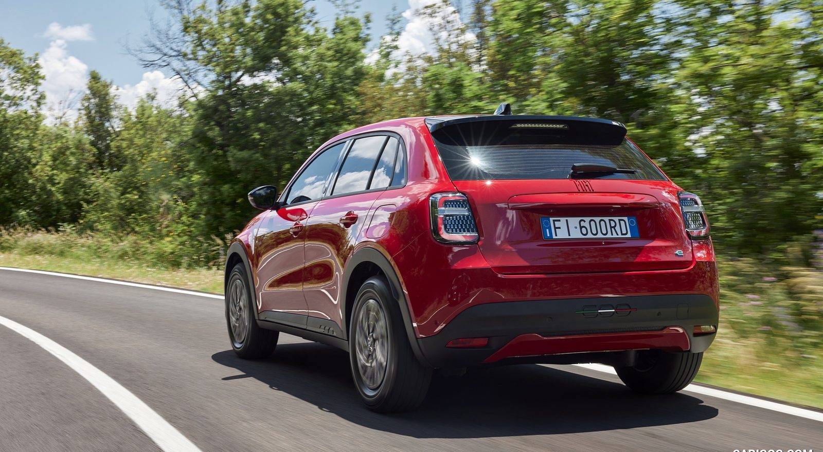Fiat 600e 2024 — экстерьер, rear 3q road, рынок Europe reference