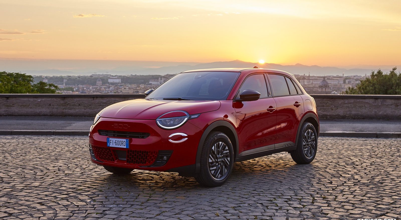 Fiat 600e 2024 — экстерьер, front 3q sunset, рынок Europe reference