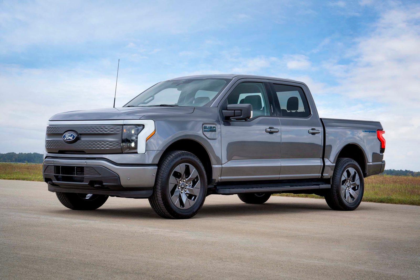 Ford F-150 Lightning 2025 — экстерьер, вид спереди 3/4, рынок US
