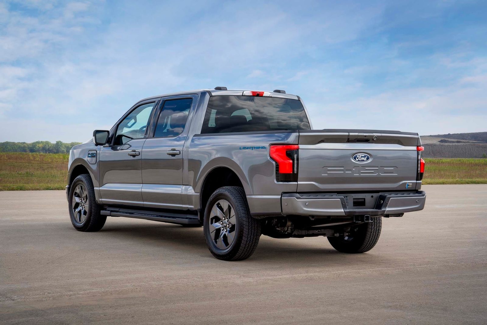 Ford F-150 Lightning 2025 — экстерьер, вид сзади 3/4, рынок US