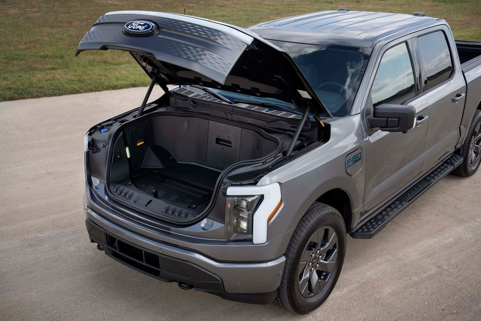 Ford F-150 Lightning 2025 — экстерьер, frunk open, рынок US