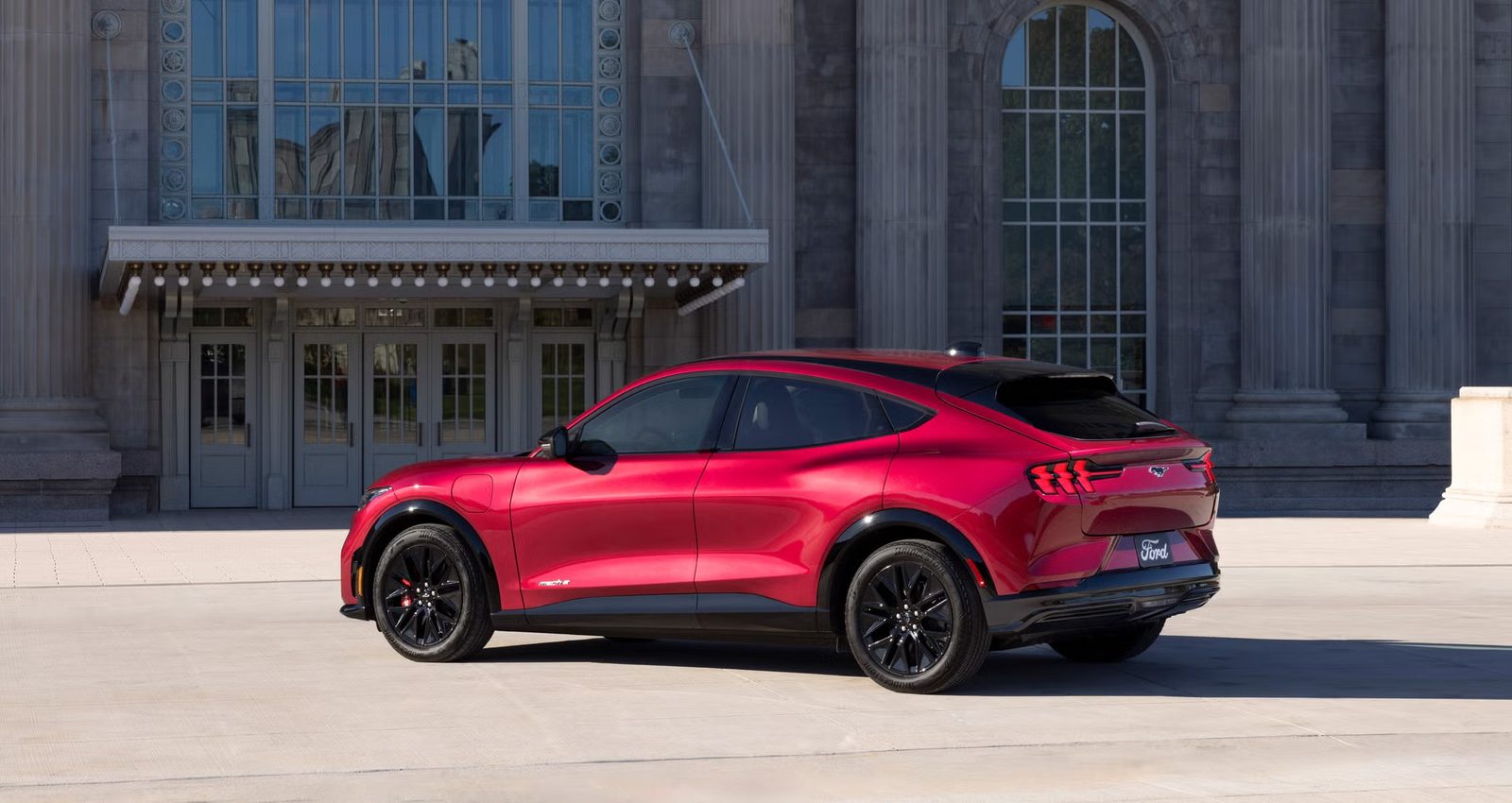 Ford Mustang Mach-E 2025 — экстерьер, side profile, рынок US