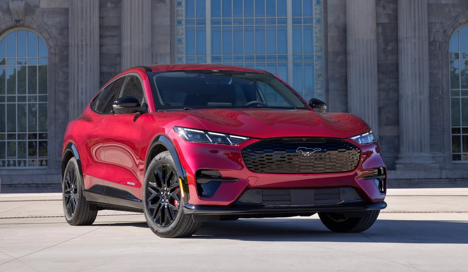 Ford Mustang Mach-E 2025 — главное фото модели, экстерьер, вид спереди 3/4, рынок US
