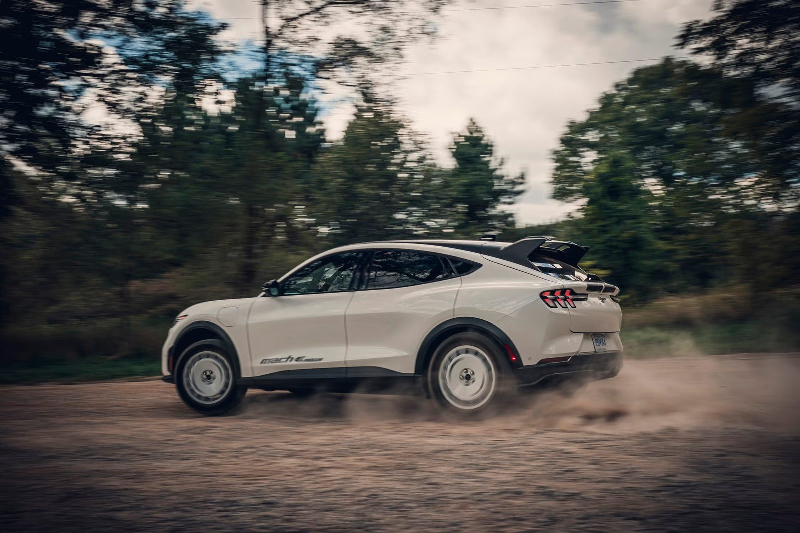 Ford Mustang Mach-E 2024 — экстерьер, side profile offroad, рынок US