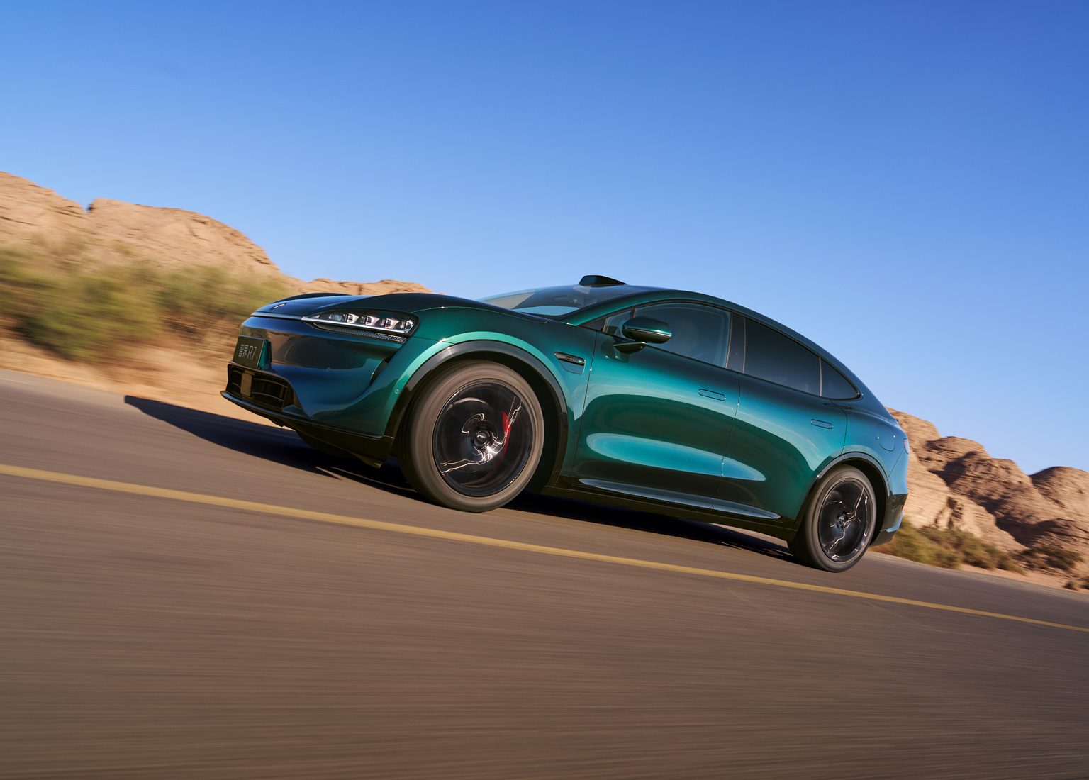 HIMA Luxeed R7 EREV 2026 — экстерьер, driving front 3q, рынок China