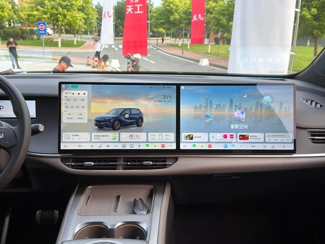Hongqi Tiangong 08 2026 — интерьер, center screen detail event, рынок China pre-sale reference