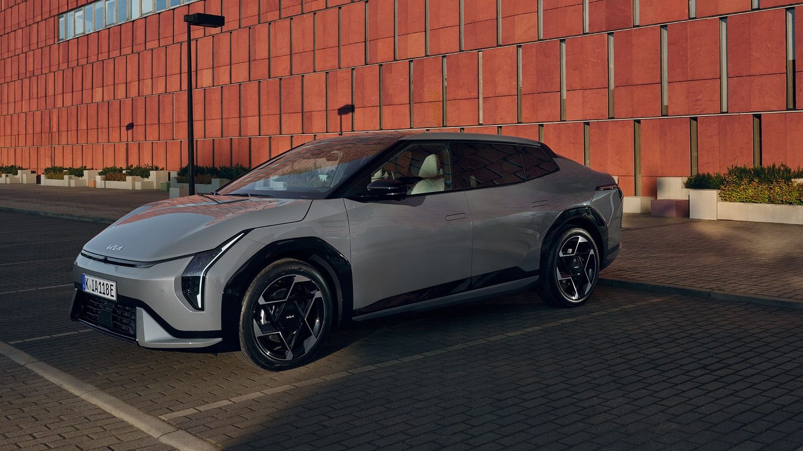 Kia EV4 Global 2025 — главное фото модели, экстерьер, вид спереди 3/4, рынок internal_mvp
