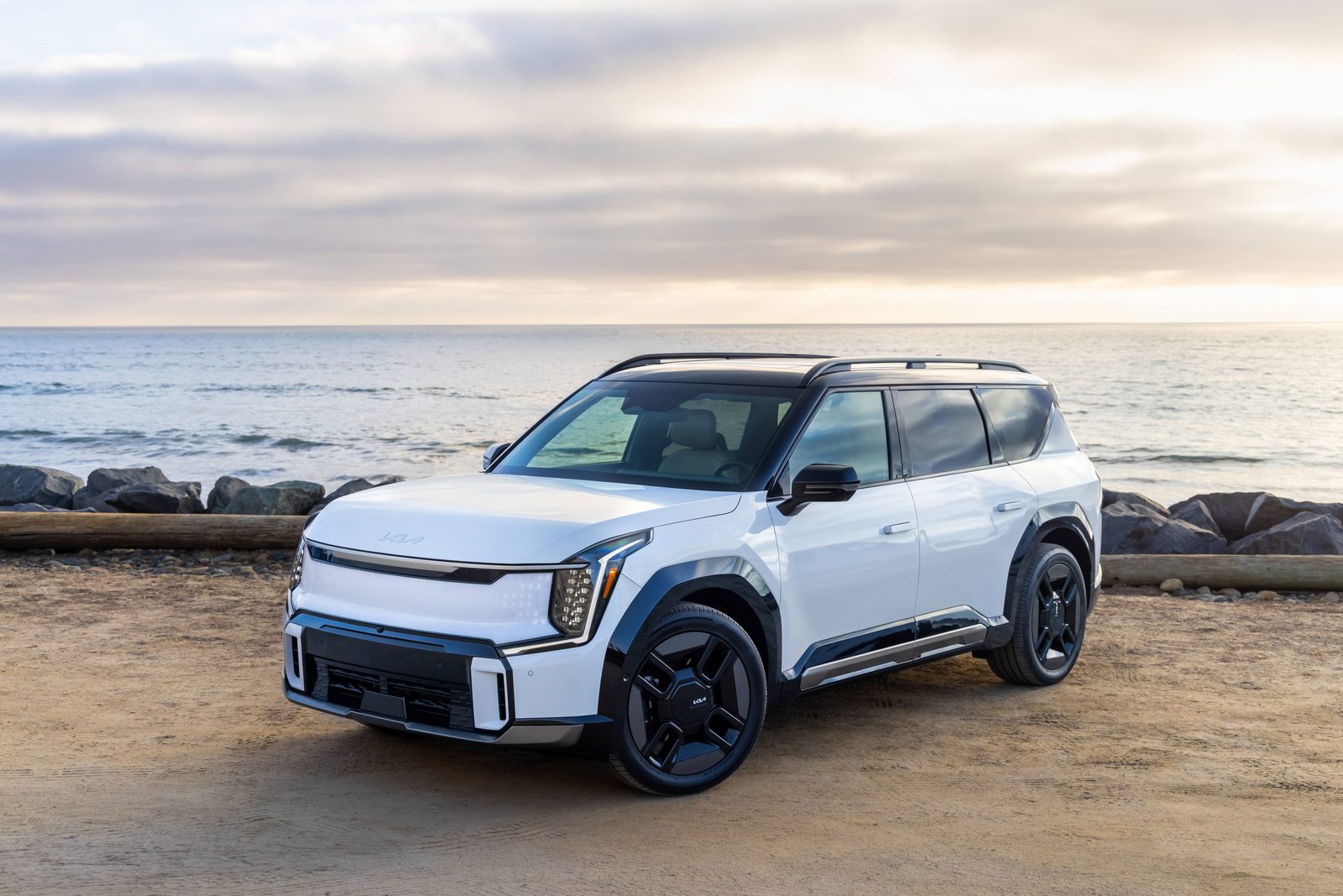 Kia EV9 Global 2026 — главное фото модели, экстерьер, вид спереди 3/4, рынок US / global official press media