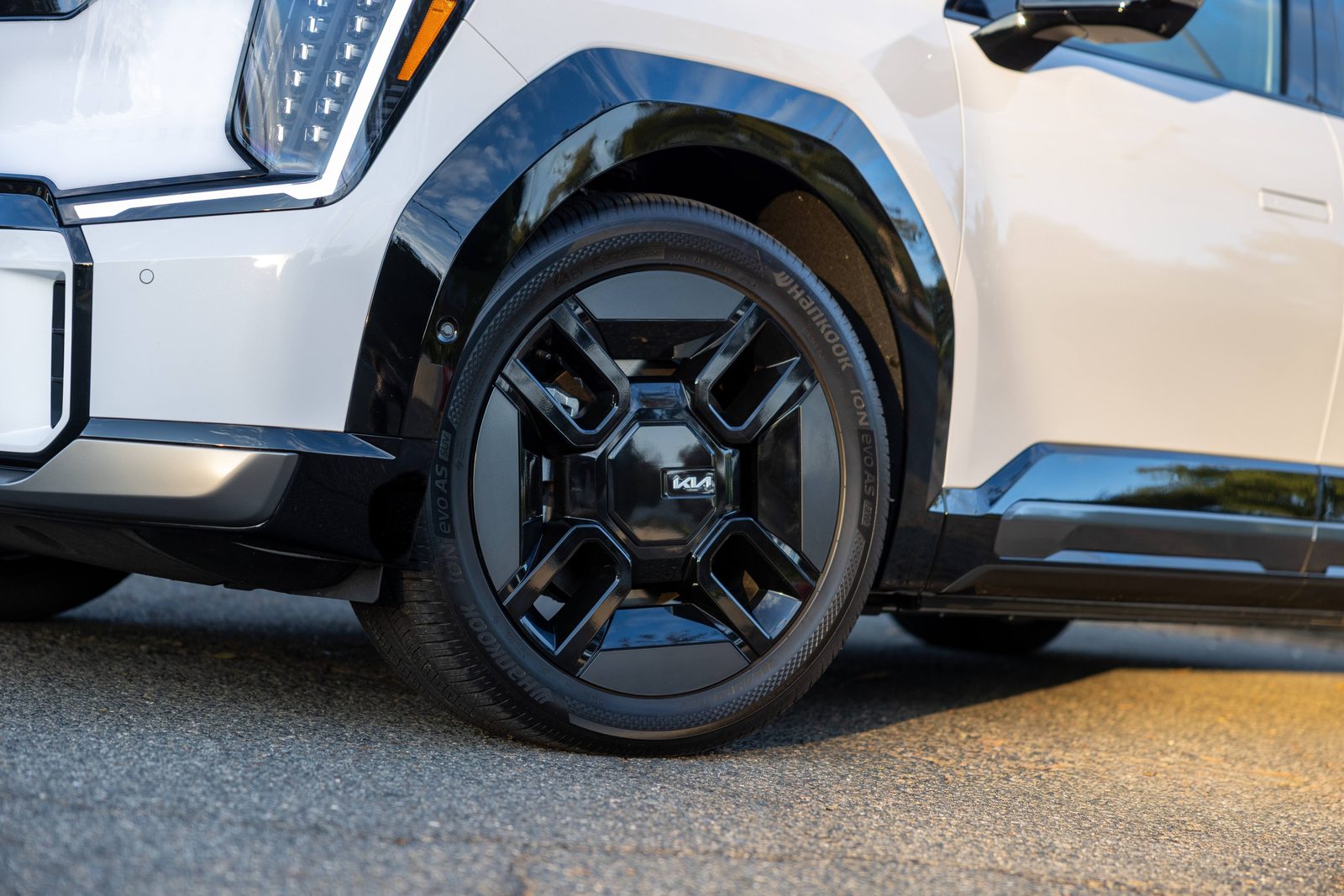 Kia EV9 Global 2026 — экстерьер, wheel detail, рынок US / global official press media