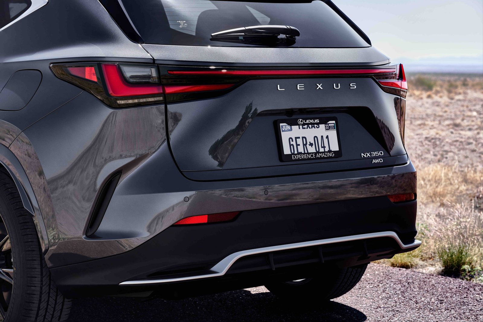 Lexus NX 450h+ 2022 — экстерьер, вид сзади 3/4, рынок global