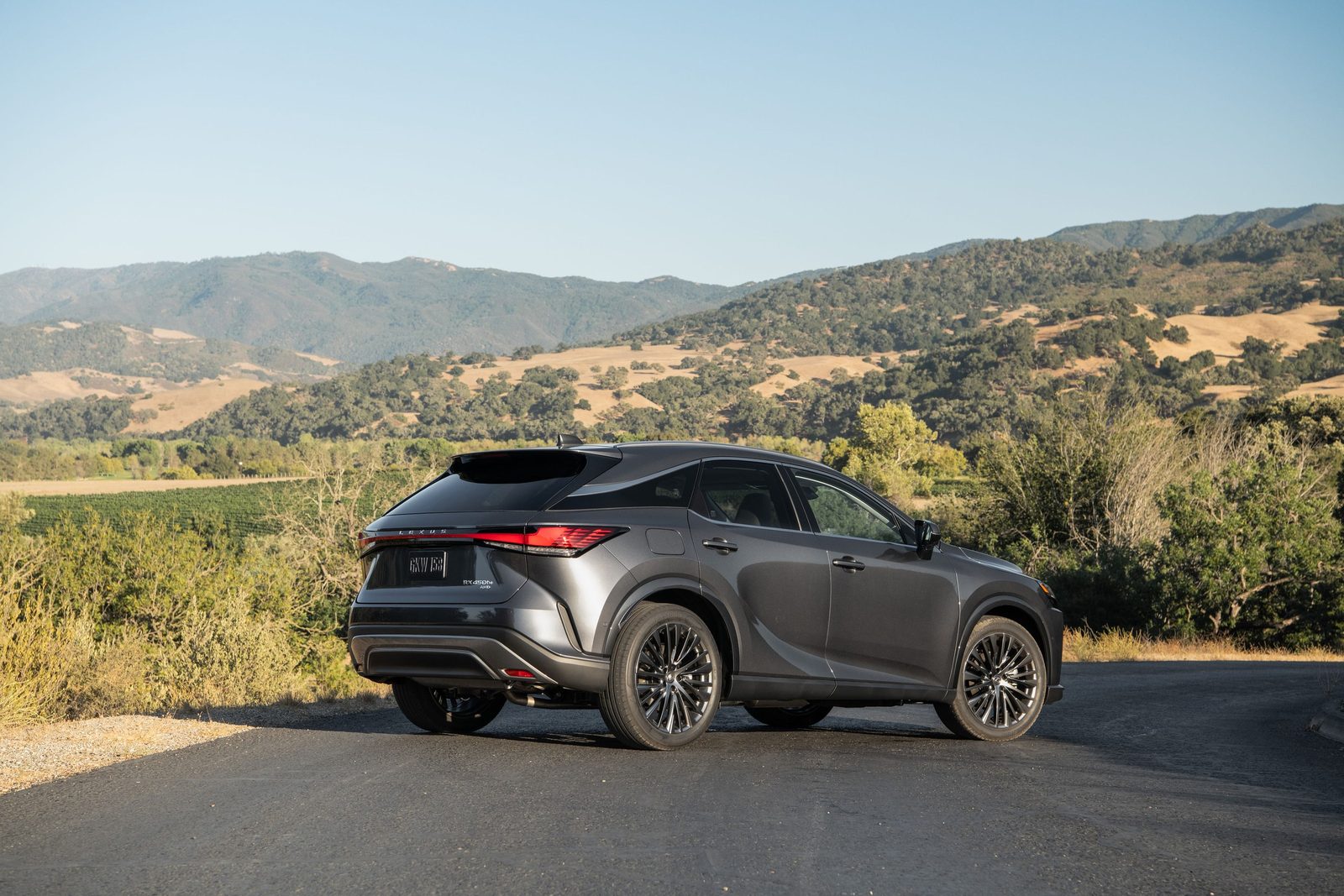 Lexus RX 450h+ 2024 — экстерьер, вид сзади 3/4, рынок global/Europe official newsroom