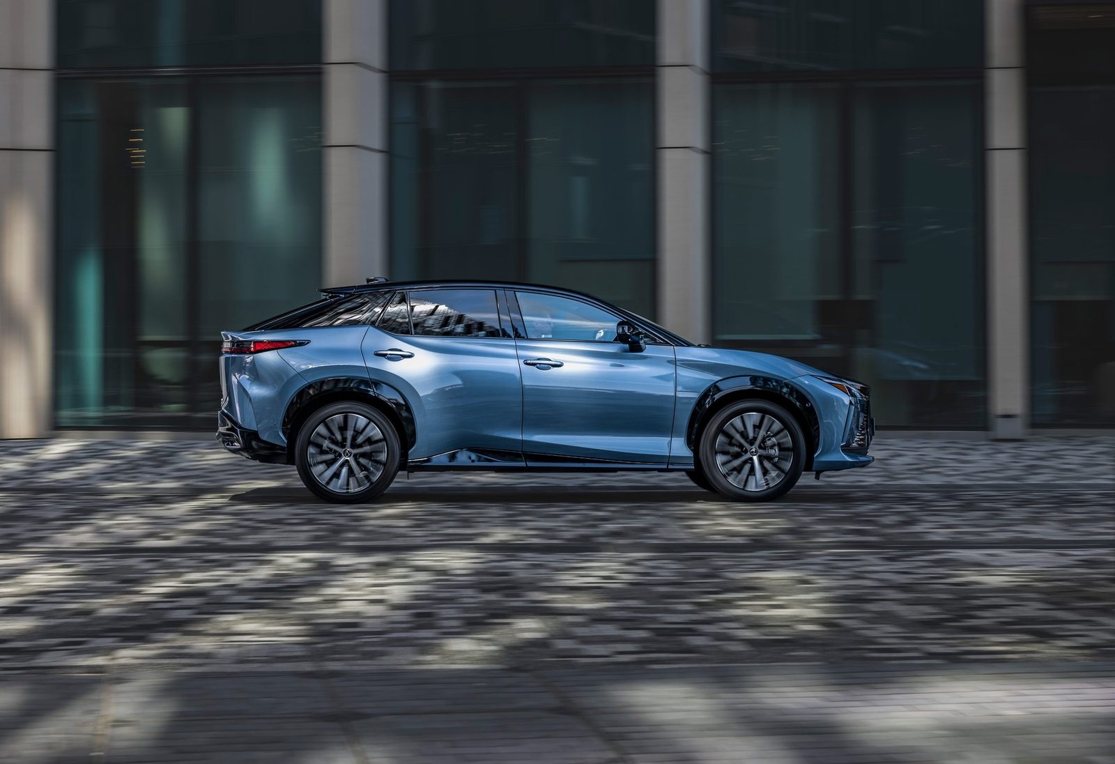 Lexus RZ 2023 — экстерьер, вид сбоку, рынок internal_mvp