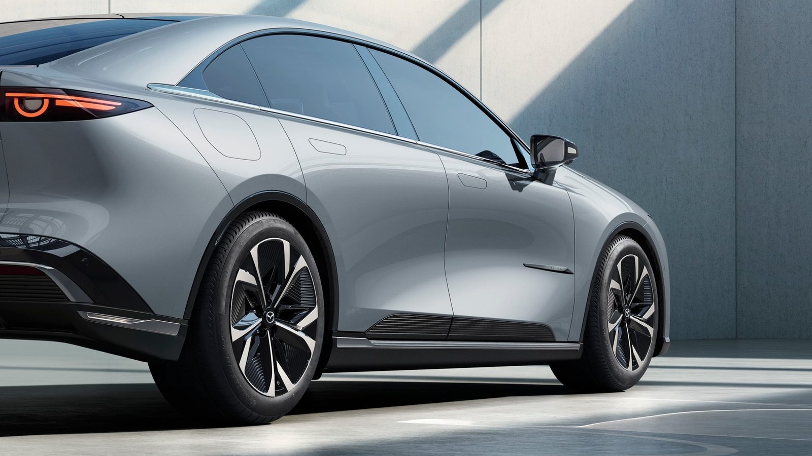 Mazda EZ-6 / Mazda6e China EREV 2024 — экстерьер, вид сзади 3/4, рынок China/import