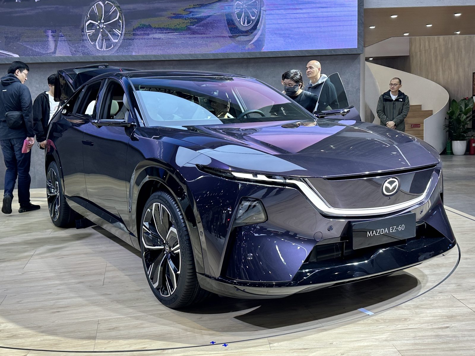 Mazda EZ-60 / CX-6e China EREV 2025 — экстерьер, front 3q show floor, рынок internal_mvp
