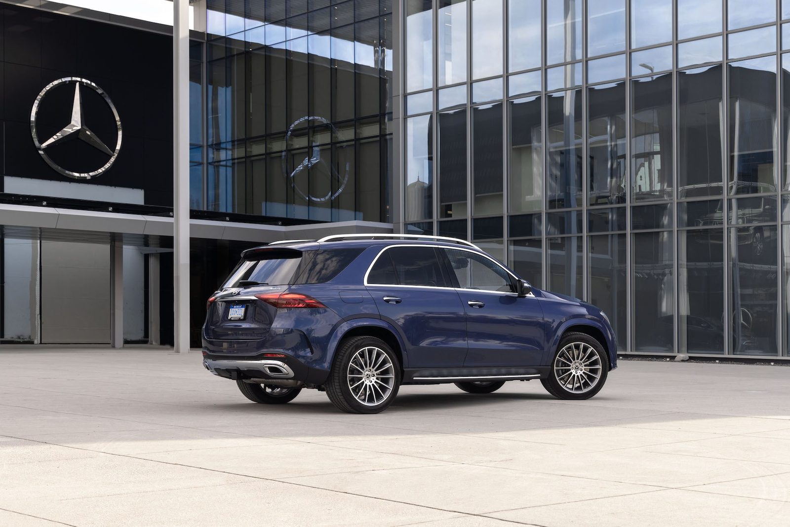 Mercedes-Benz GLE PHEV 2025 — главное фото модели, экстерьер, вид спереди 3/4, рынок internal_mvp