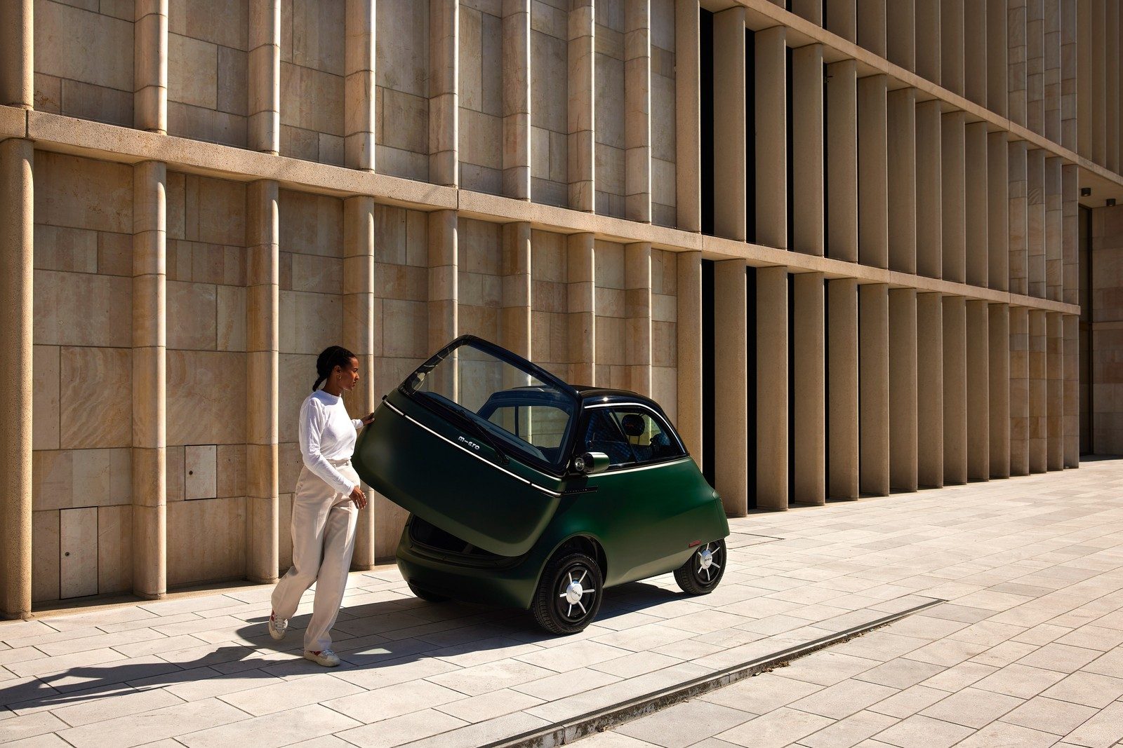Microlino 2022 — экстерьер, front 3q lifestyle, рынок Europe microcar reference