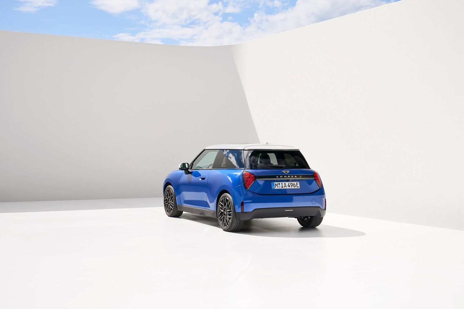 Mini Cooper Electric 2025 — экстерьер, вид сзади 3/4, рынок Europe