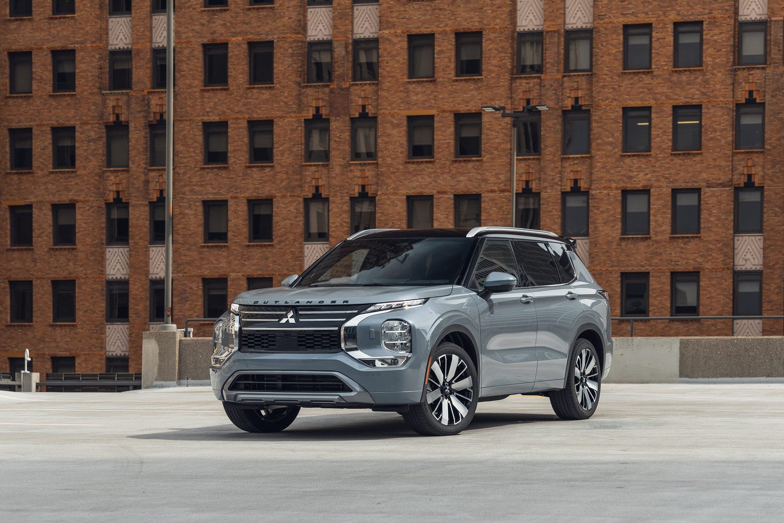 Mitsubishi Outlander Plug-in Hybrid 2025 — главное фото модели, экстерьер, вид спереди 3/4, рынок US