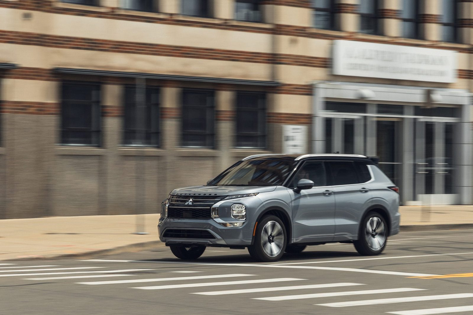 Mitsubishi Outlander Plug-in Hybrid 2025 — экстерьер, front 3q motion, рынок US