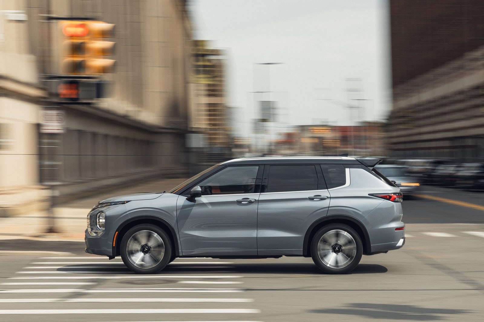 Mitsubishi Outlander Plug-in Hybrid 2025 — экстерьер, side profile motion, рынок US