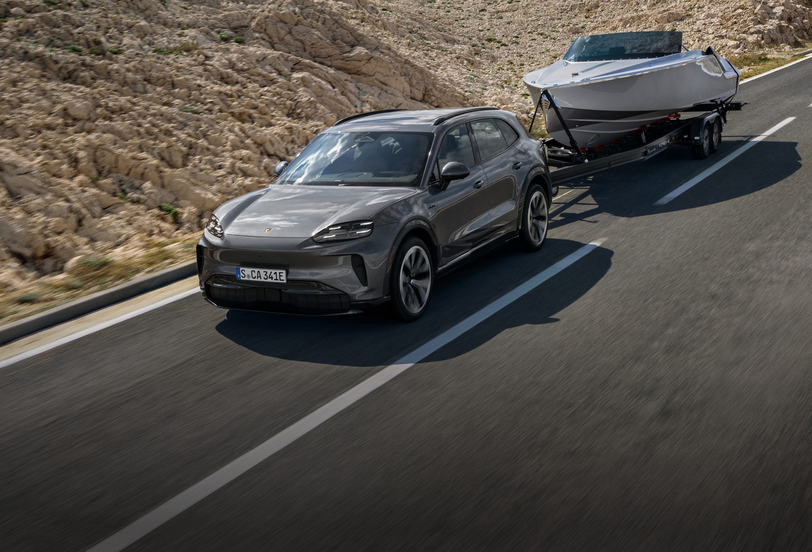 Porsche Cayenne Electric 2026 — экстерьер, towing front 3q, рынок US