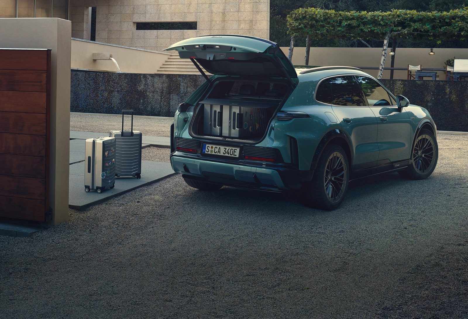 Porsche Cayenne Electric 2026 — экстерьер, cargo rear lifestyle, рынок US