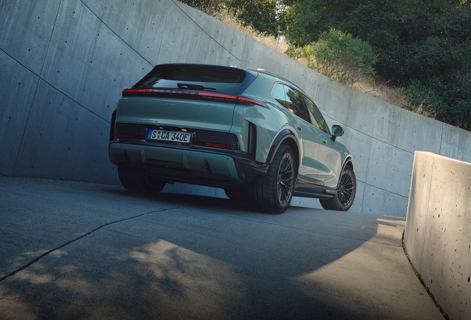 Porsche Cayenne Electric 2026 — экстерьер, rear 3q road, рынок US