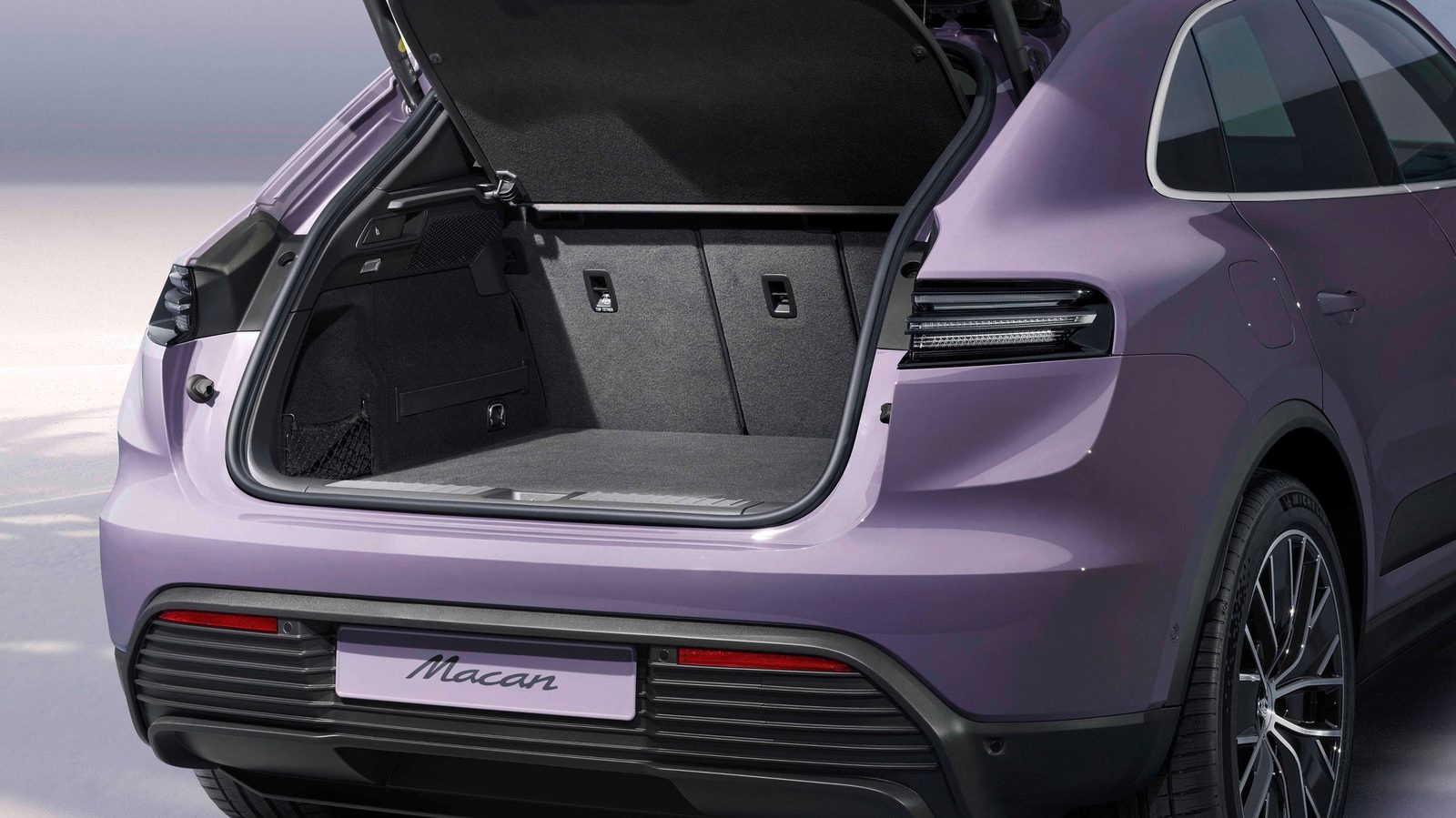 Porsche Macan Electric 2024 — экстерьер, cargo open, рынок US