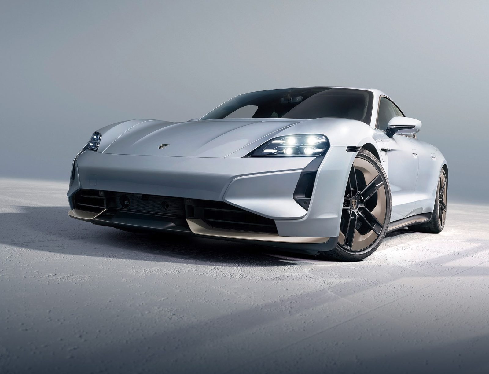 Porsche Taycan 2020 — экстерьер, вид спереди 3/4, рынок US