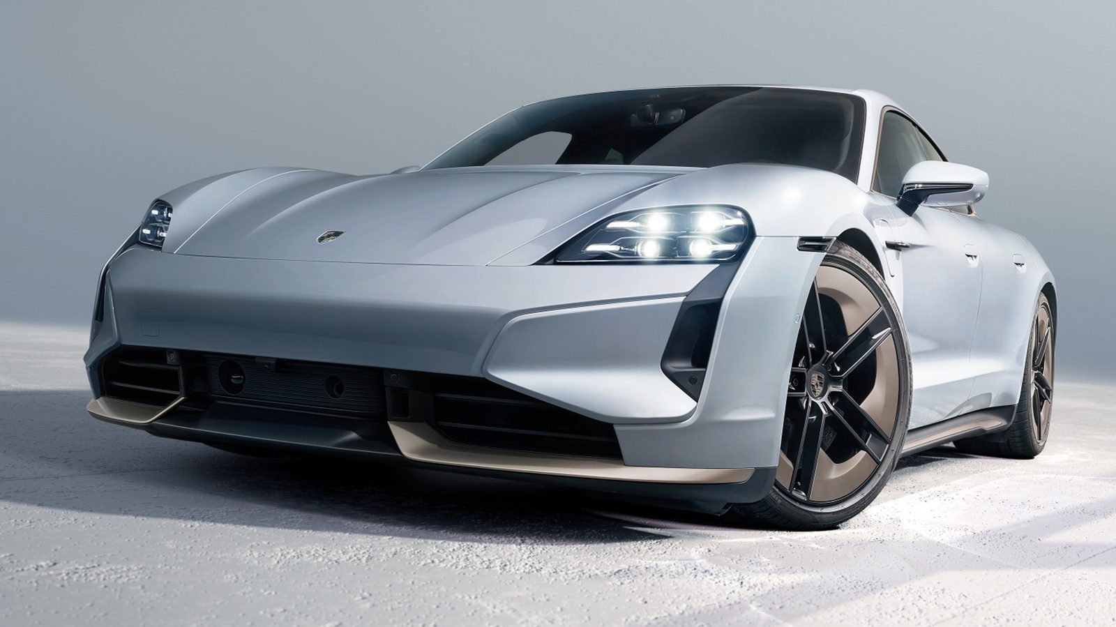 Porsche Taycan 2020 — экстерьер, вид спереди 3/4, рынок US
