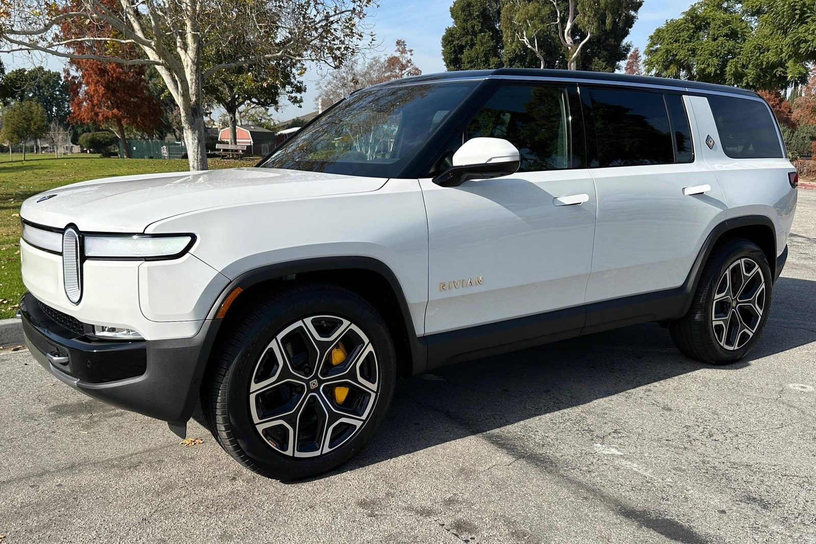 Rivian R1S 2022 — экстерьер, вид сбоку, рынок internal_mvp