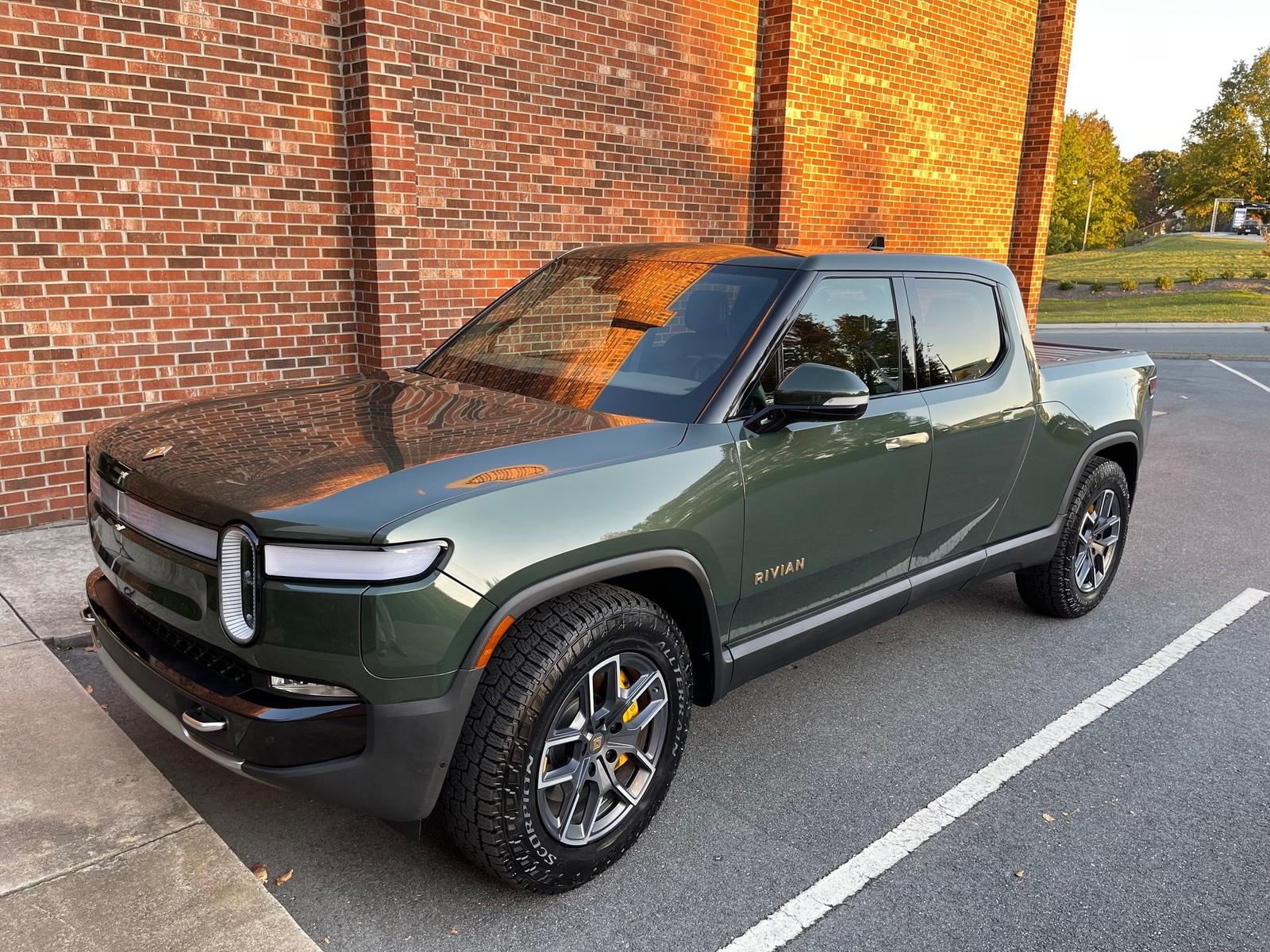 Rivian R1T 2022 — экстерьер, вид сбоку, рынок internal_mvp