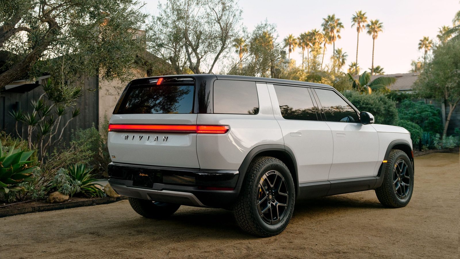 Rivian R2 2026 — экстерьер, вид сбоку, рынок internal_mvp