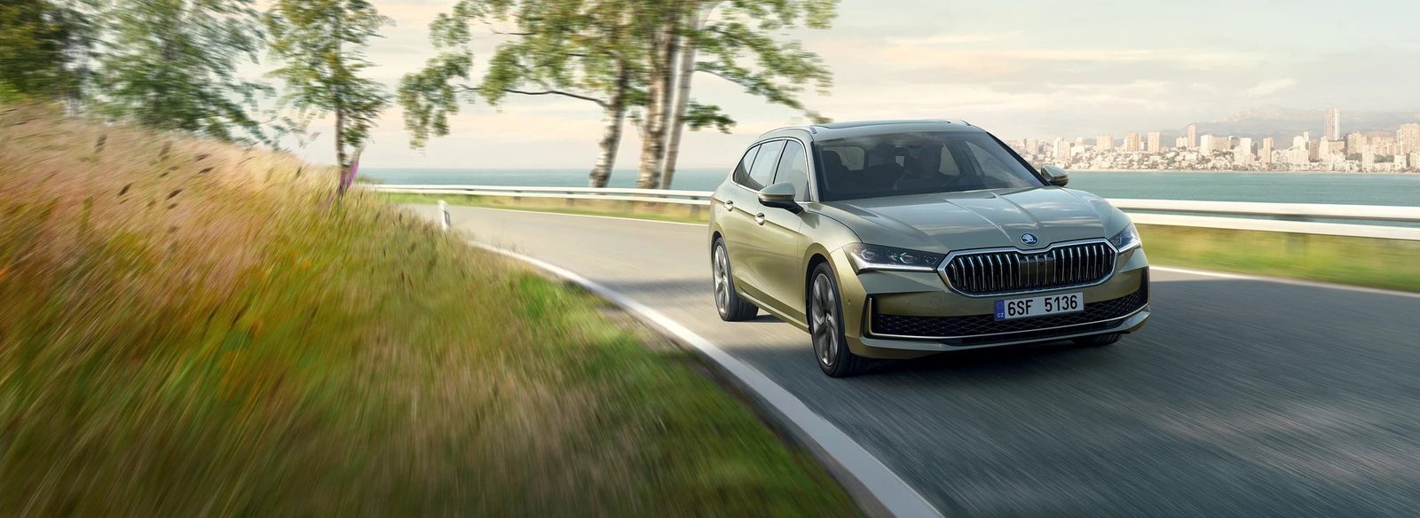 Škoda Superb Combi iV 2024 — главное фото модели, экстерьер, front 3q motion, рынок Europe / EV Query only