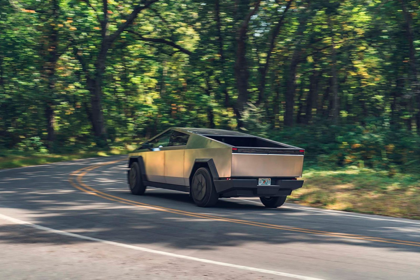 Tesla Cybertruck 2023 — главное фото модели, экстерьер, вид спереди 3/4, рынок US