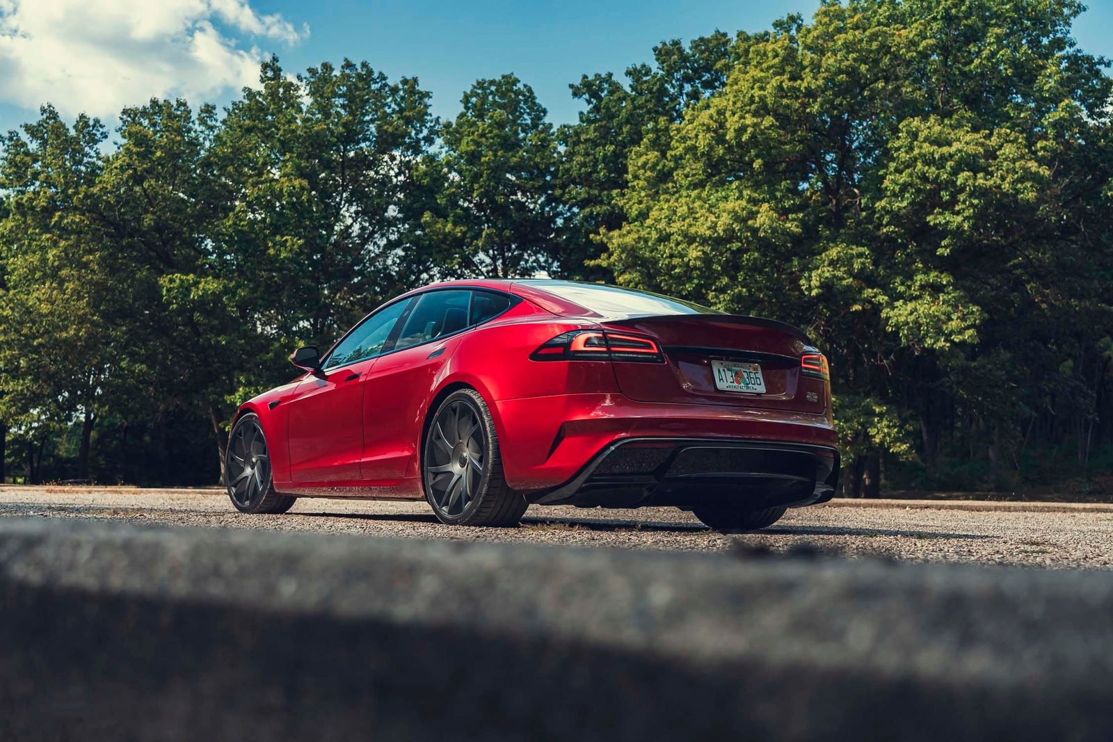 Tesla Model S US 2021 — экстерьер, вид сзади 3/4, рынок US